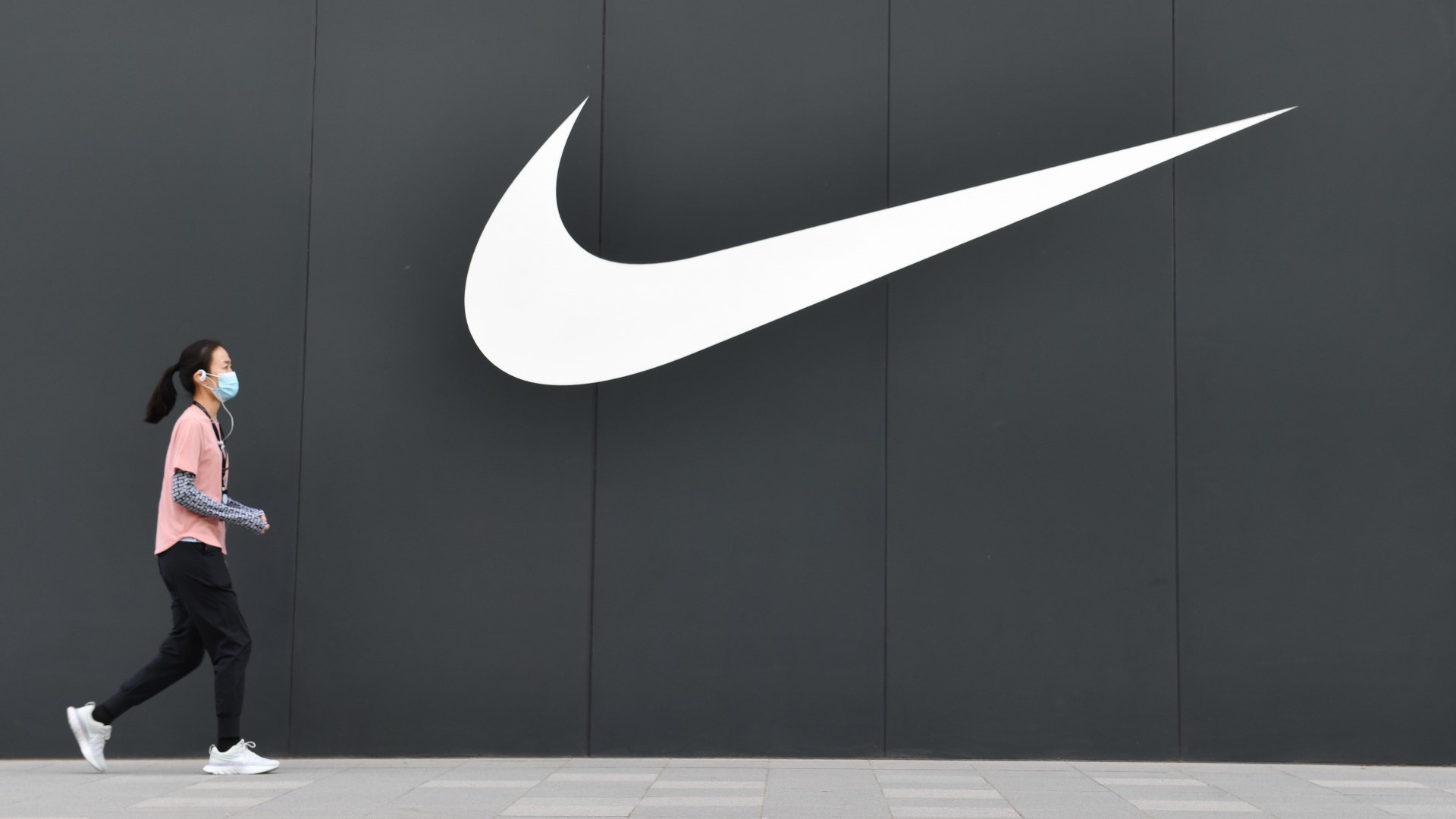 Найк дону. Nike Company. Nike brand. Офис Nike. Сотрудники найк.