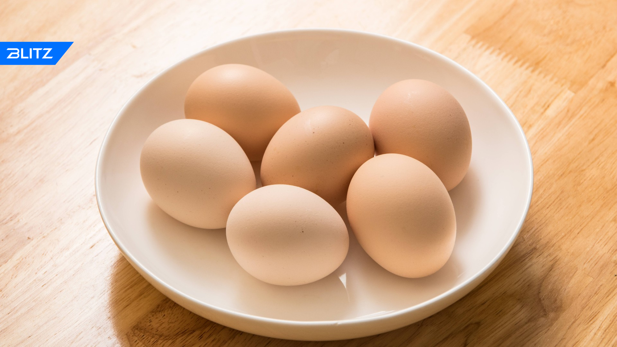 Сколько времени хранить вареные яйца. Яйцо вареное на белом фоне. Сколько можно хранить вареные яйца. Как долго хранить яйца. Сколько хранятся крашеные яйца вареные.