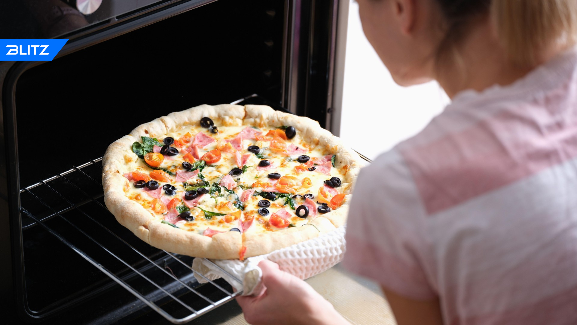 Сколько пицца готовится в духовке при 180. Пицца эксклюзив. Особенная пицца для Ники. Тесто для пиццы и вилка.