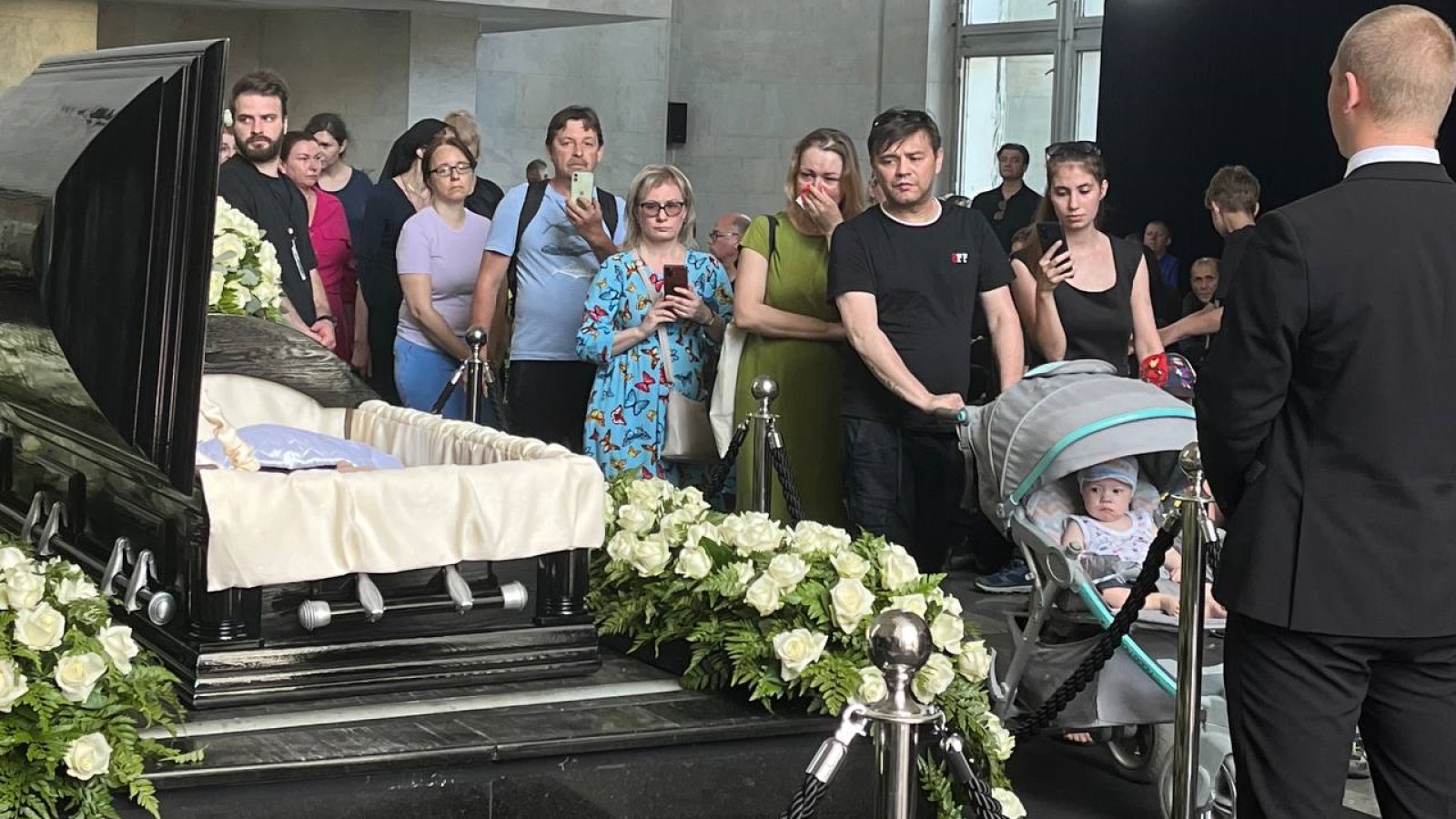 Какого числа похоронили. Похороныюрмя Шатунова. Семья Шатунова на похоронах Юрия Шатунова.